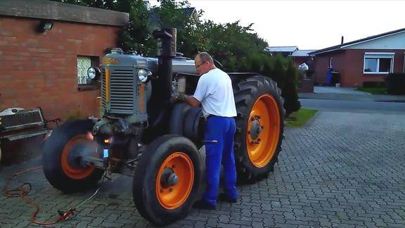 老式拖拉机的启动方式还需要煤气加热