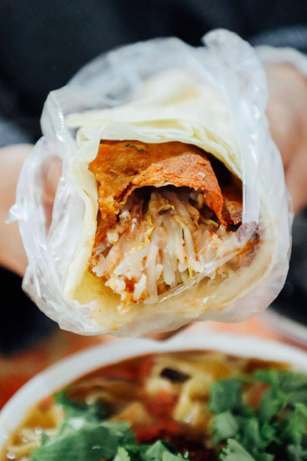 始于1994年!藏在楼群里的"豆皮卷圈",早晨排队也要吃!_二马路