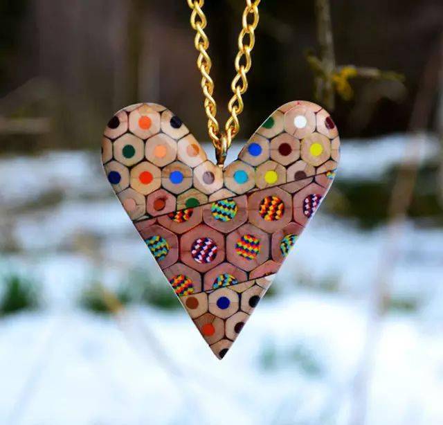 一堆铅笔头被珠宝设计师当做宝贝做成精美的环保首饰