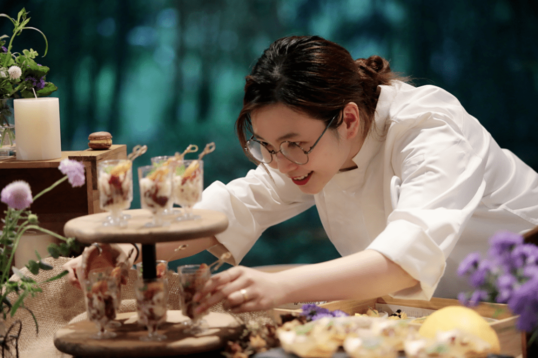 你没看错,在崇明的她这么美,是个世界名厨!