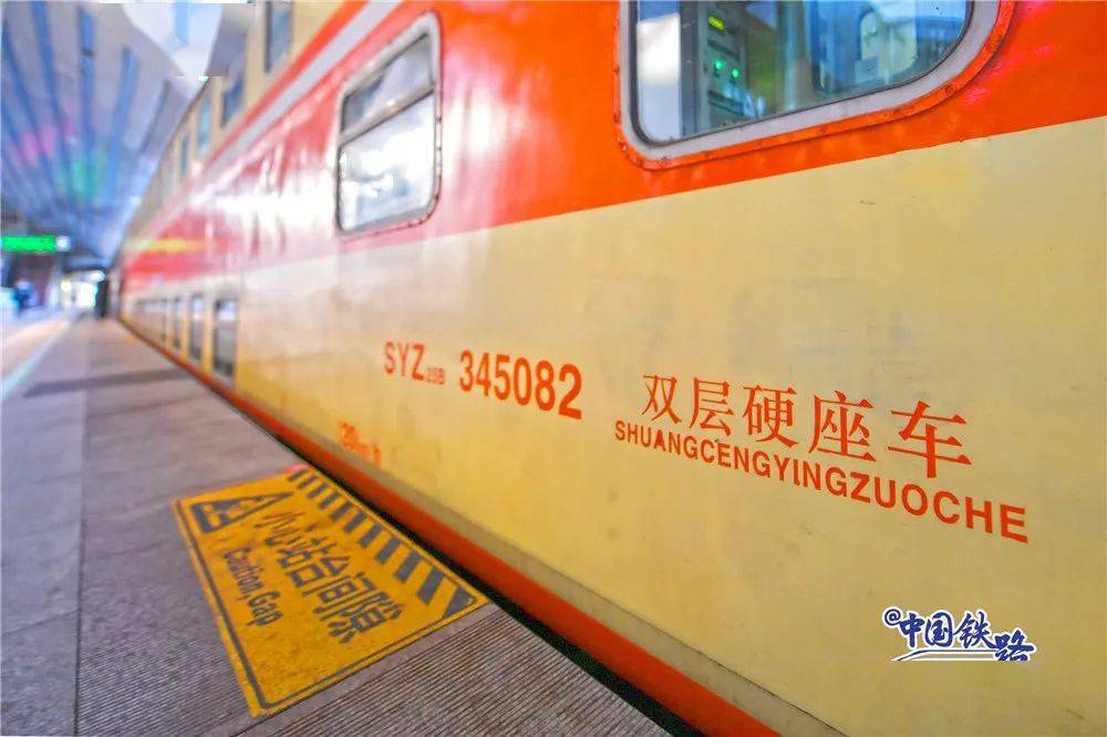 北京唯一全国少见超稀有双层怀旧橙色火车来密云啦