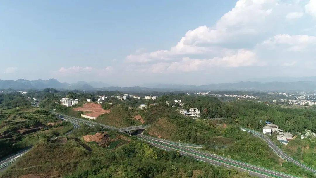 与重庆秀山,酉阳等协作,正在争取"秀来高速公路"项目.