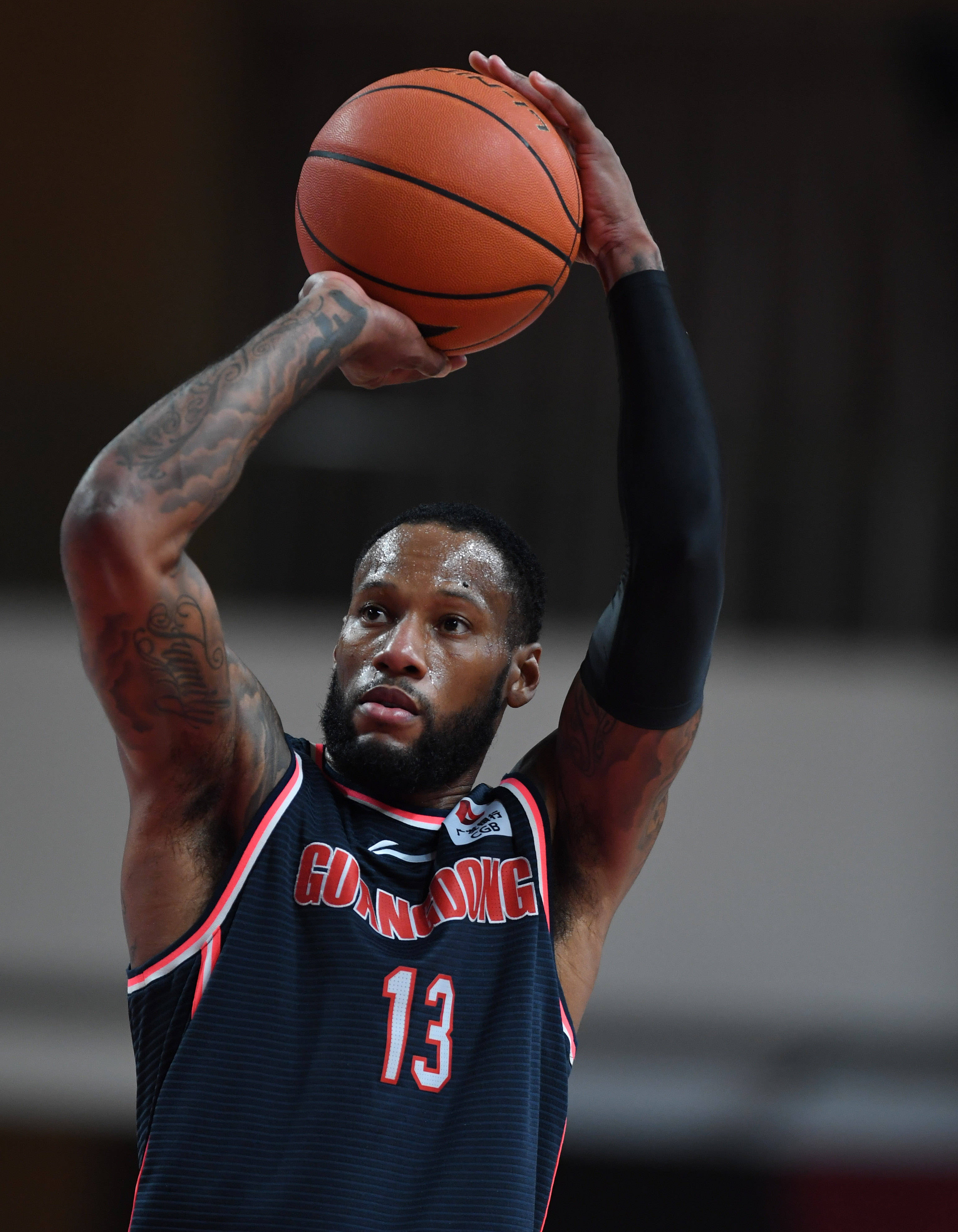 11月11日,广东东莞大益队球员威姆斯在比赛中投篮.