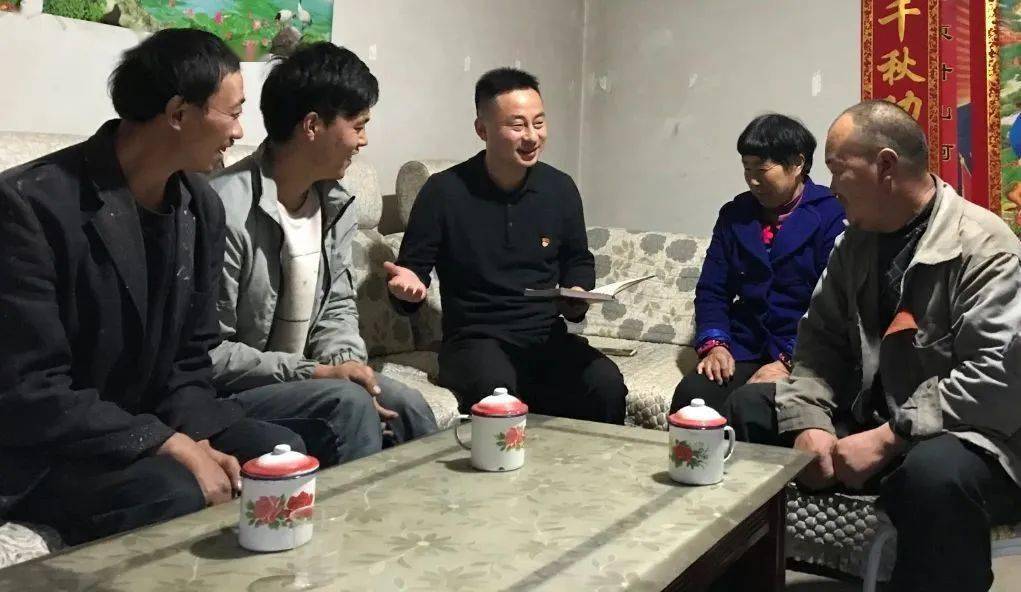 三河坝镇党群活动日促膝长谈农民事群策群力谋发展