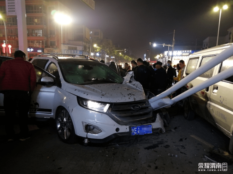 车祸猛如虎夜间开车出行谨慎驾驶(来源:荣耀渭南网)返回搜狐,查看更多
