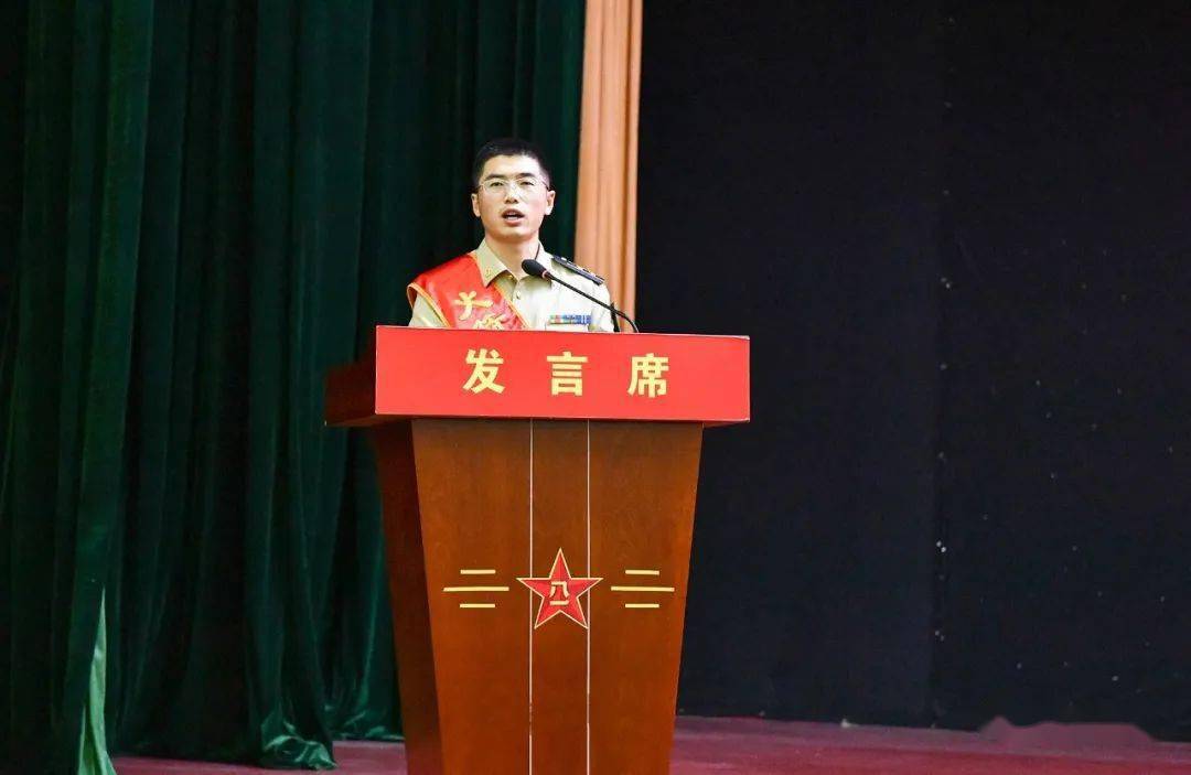 6名青年典型分别走上发言席,为官兵讲述拼搏成才故事.