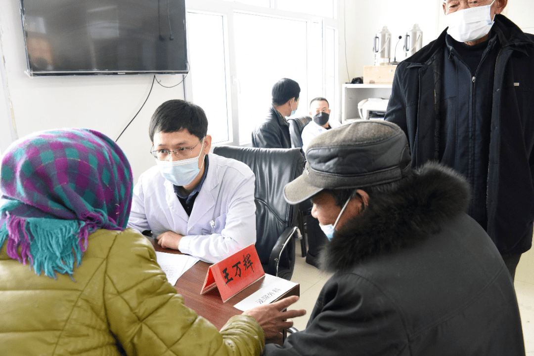 医师为村民义诊哈医大二院副院长付然代表医院向南众村捐赠药品随后