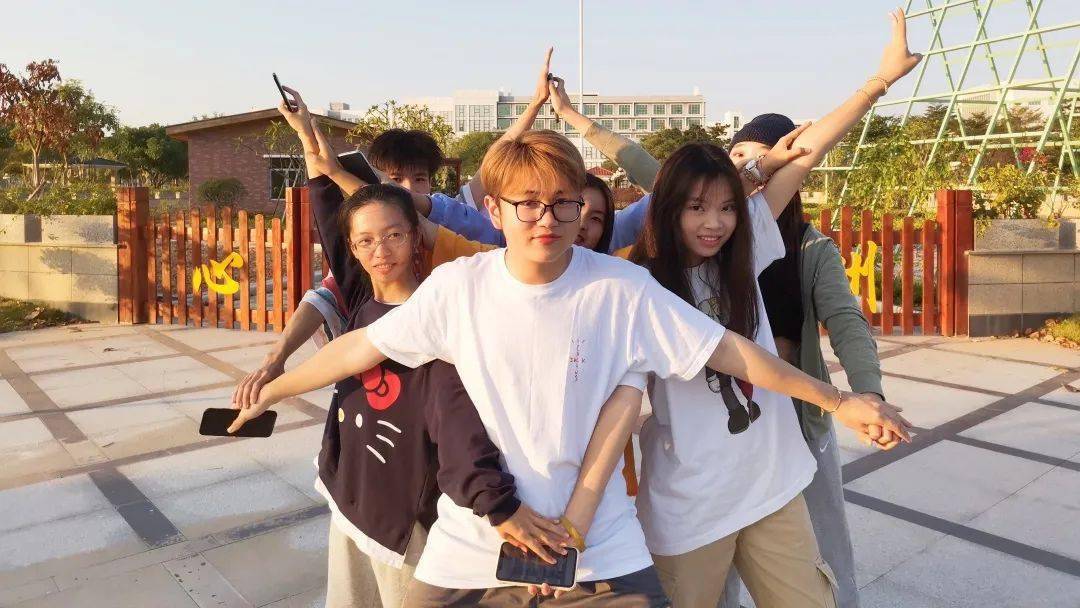 左右滑动查看更多图片主持人指定发多个确定位置的风景照片,每队必须