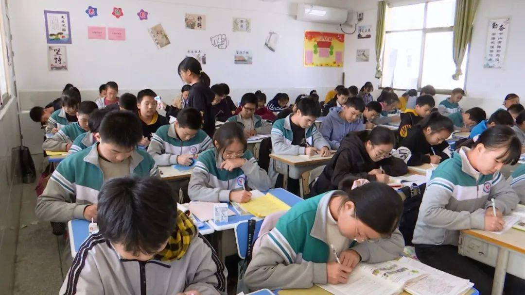 在张榜中学教学楼,学生上课前的第一件事就是要体温监测,保证学生课堂