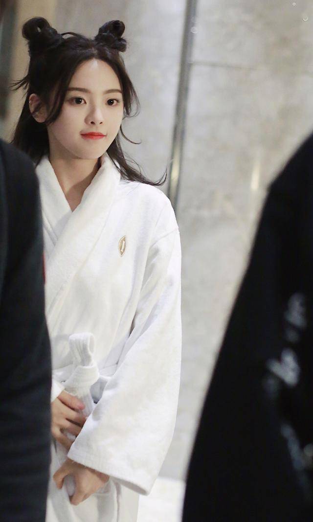 杨超越醉酒后穿浴袍现身,配哪吒头十分俏皮,依旧保持甜美动人