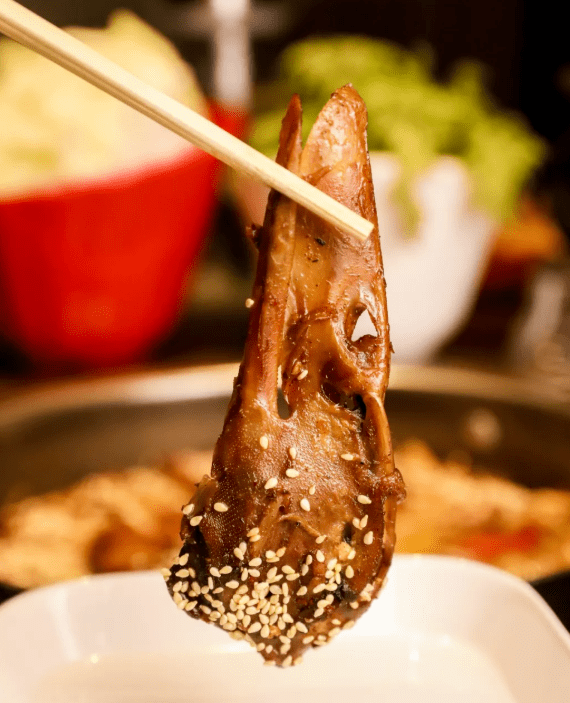 咀嚼的时候汤汁全部从缝隙中跑了出来连鸭脑都渗进了调料和卤水的精华