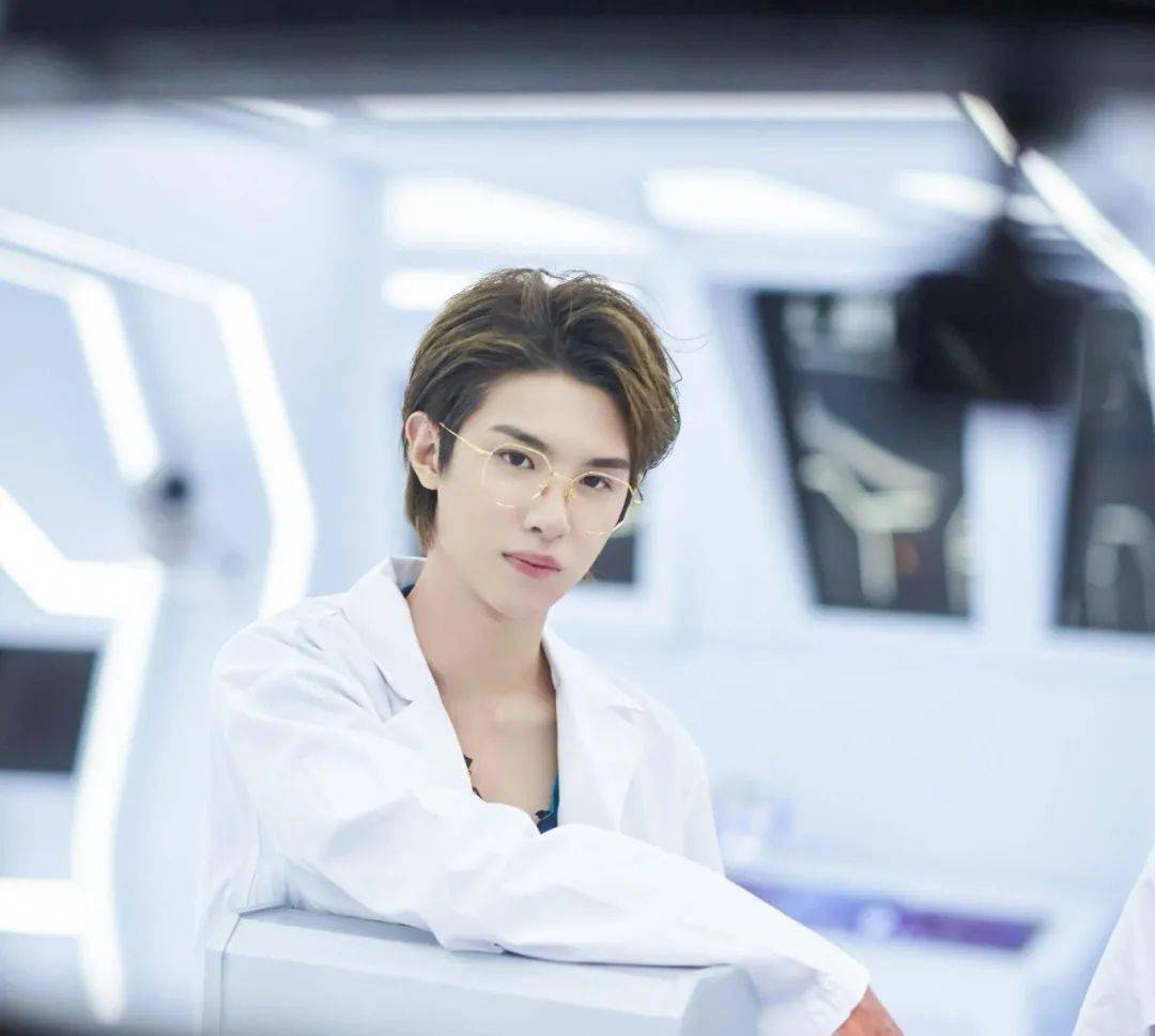 才18岁的弟弟,开豪车,带女孩子耍.偶像滤镜瞬间破碎啊_黄明昊