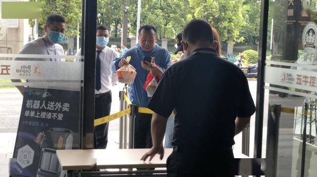 静安一商务楼现"送餐机器人",外卖5分钟就送上楼
