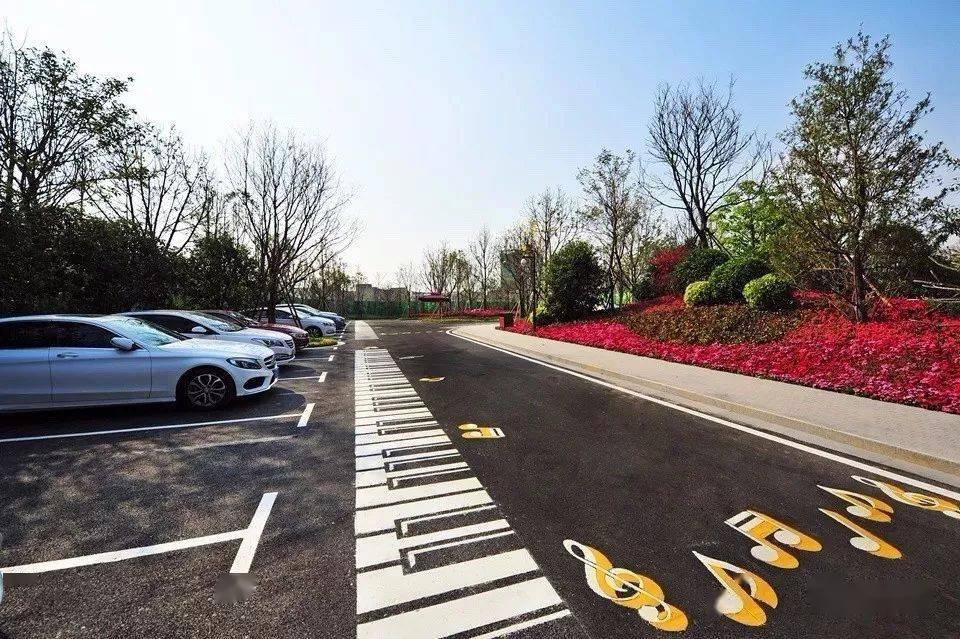 就一个停车位,人家都绞尽脑汁做创意_停车场