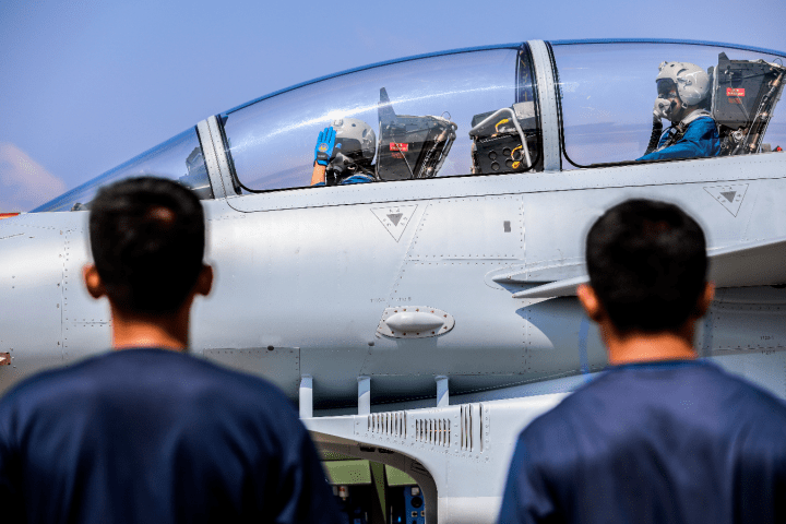 今天惠州上空飞过五架战斗机!_空军