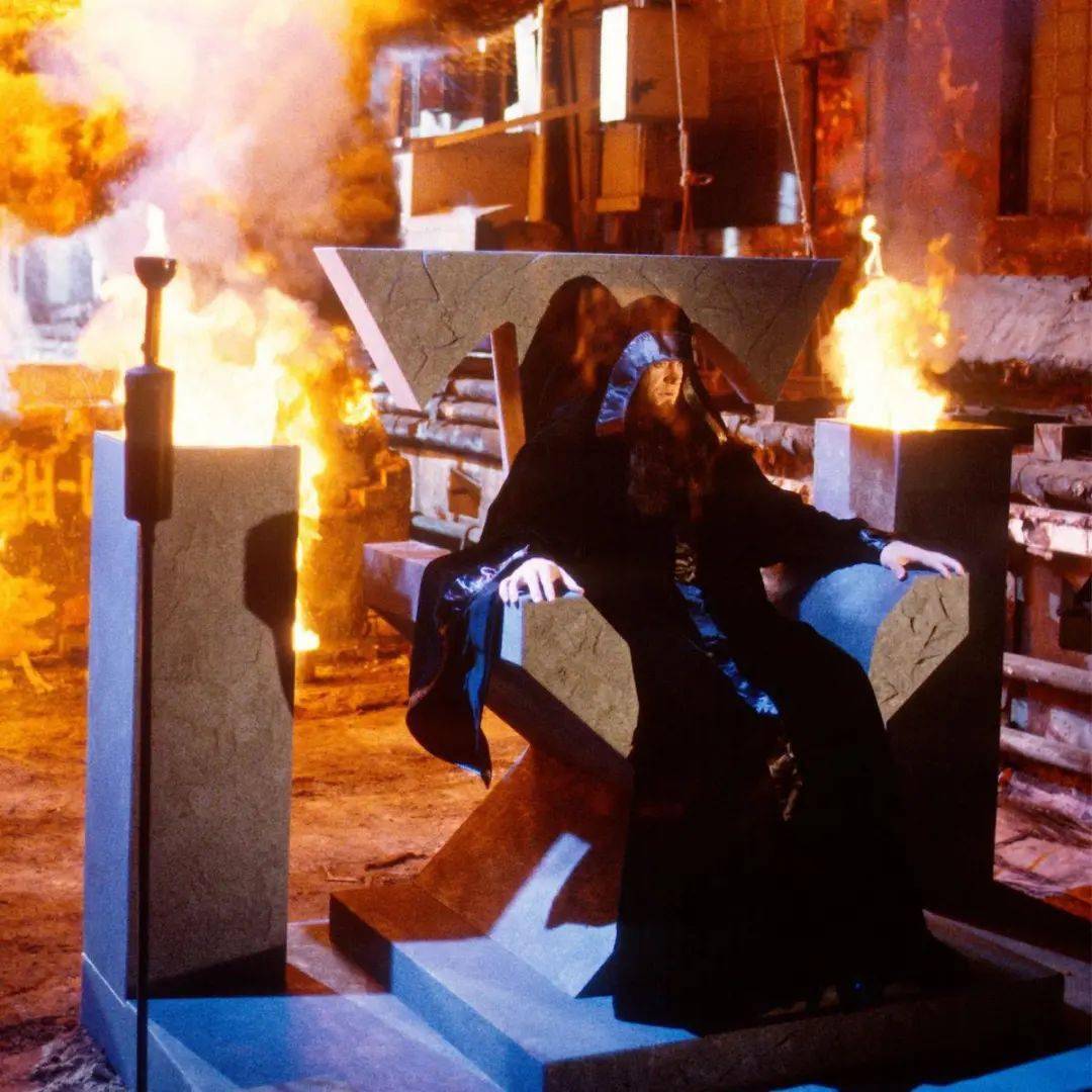 葬爷棺中惊坐起笑问客从何处来送葬者在后台棺材里睡觉吓傻wwe众人