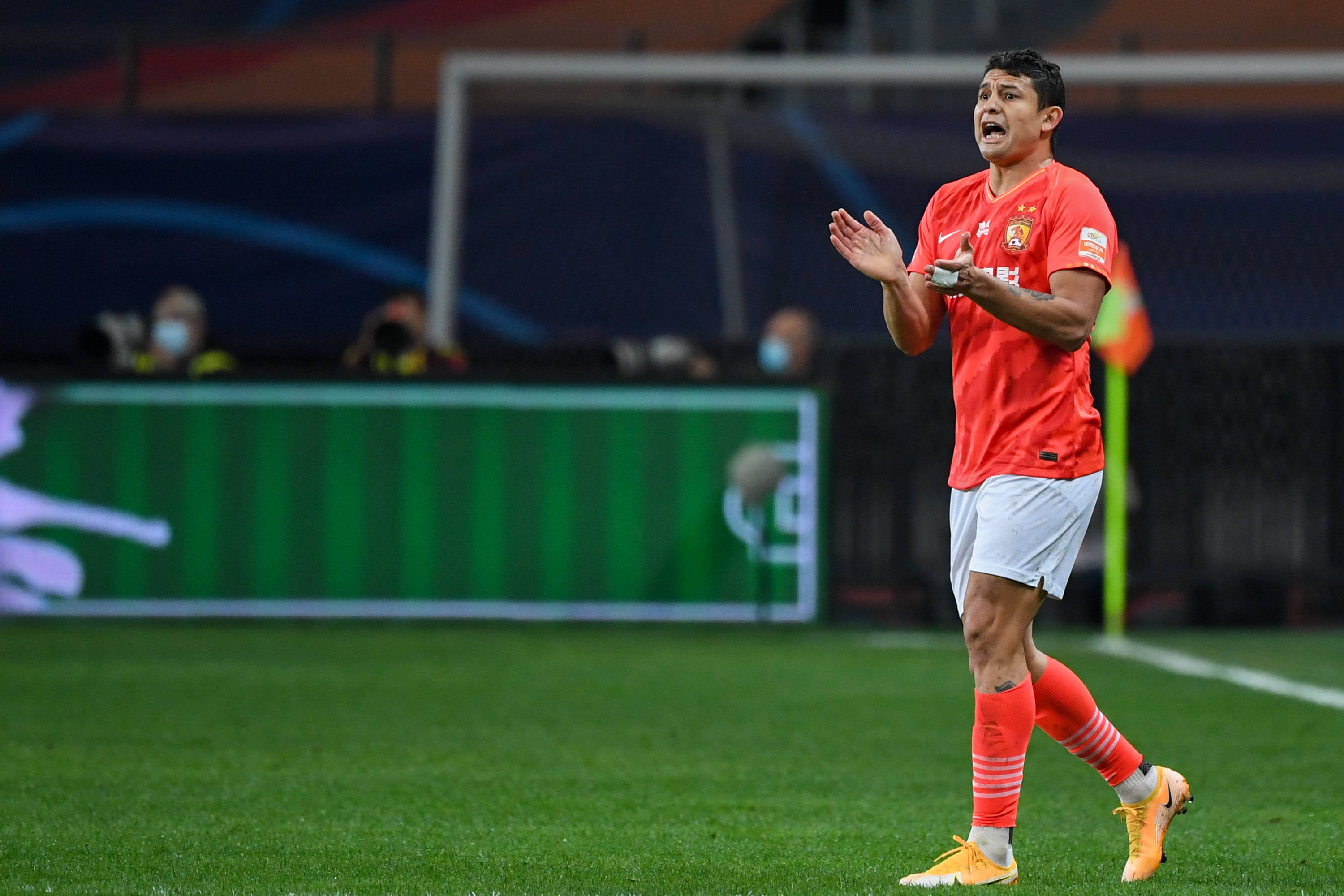 足球中超冠军争夺战广州恒大淘宝对阵江苏苏宁易购