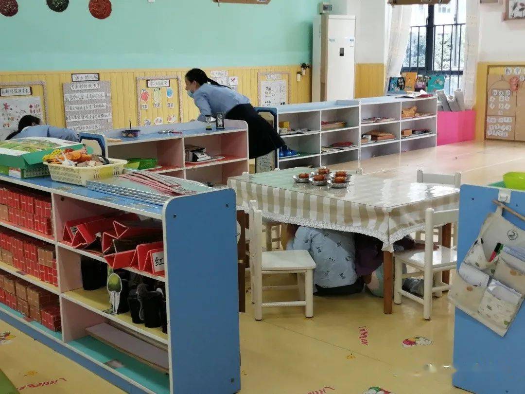 反恐防暴守护安全亚迪二村幼儿园反恐防暴演习活动