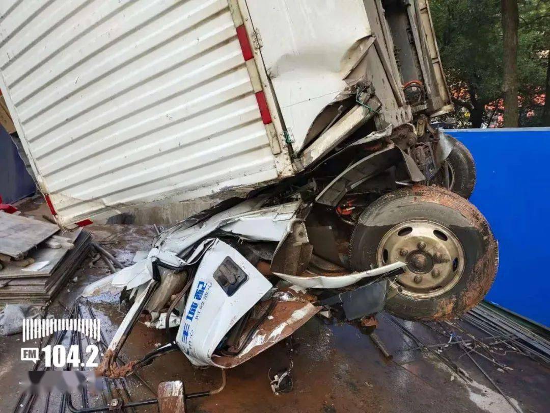 今晨湘潭大道大阳新村路段发生交通事故,驾驶员当场死亡!