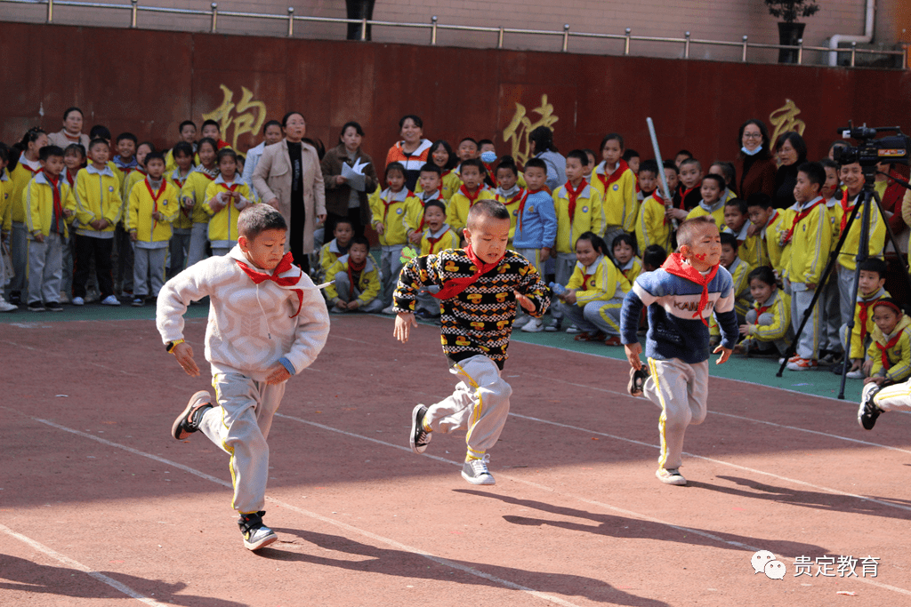 伴随着热烈的音乐,激昂的旋律,贵定四小学生以班级为单位,在国旗队