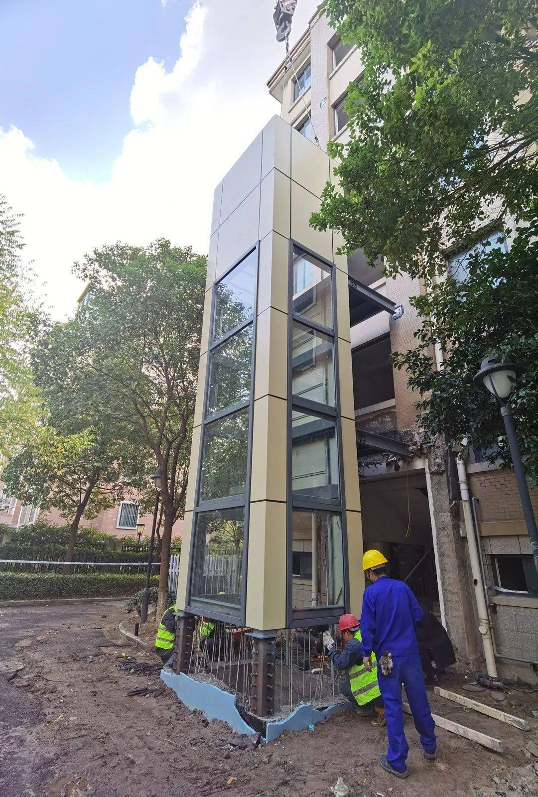 像搭积木一样新区首台整体装配式电梯在义蓬广盛公寓成功加装