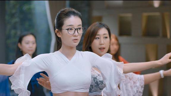 欢乐颂:关关想要有女人味,跑去跳肚皮舞,结果连衣服都穿反了
