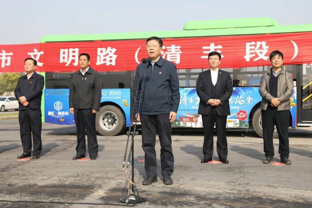 縣委書記馮向軍宣佈濮陽市文明路(清豐段)竣工通車.