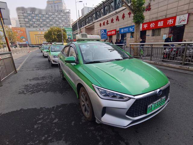 陈朋冲/文 邓万里/图 郑州市今年要将3000辆出租车更换成新能源汽车