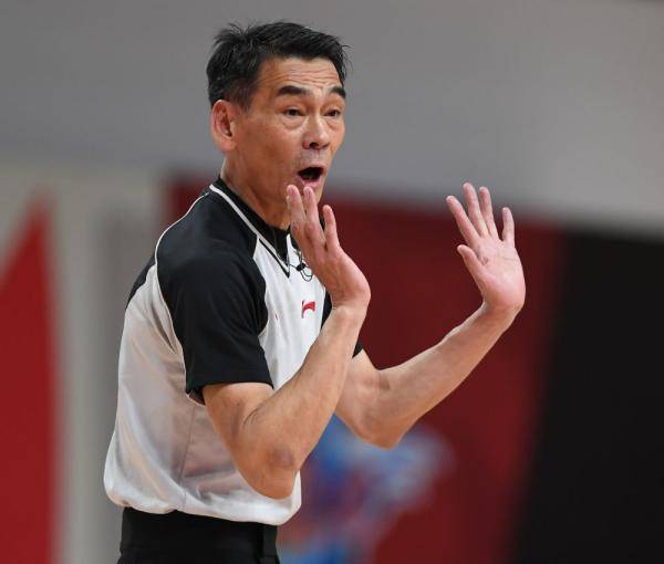 图为主裁判梁斌在比赛中执法.