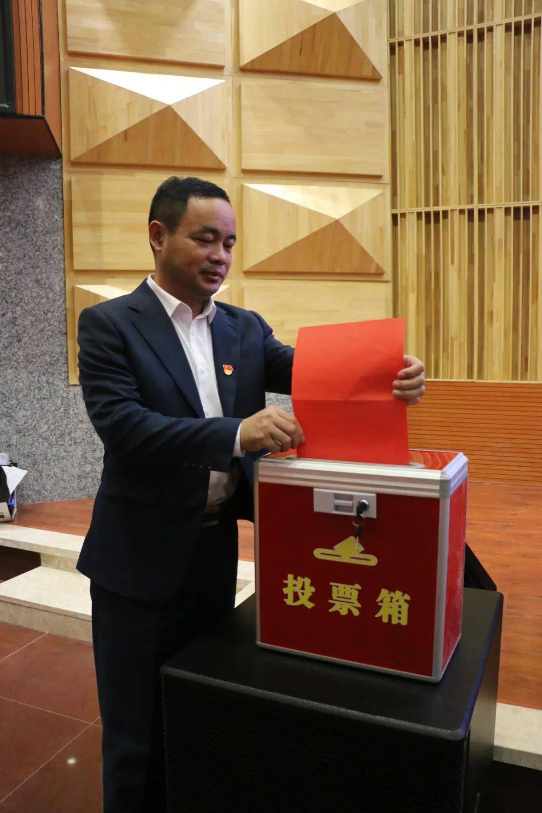 詹钰,吴选录,汪德,张勇,熊世周,邱厚松,张法柳当选为中共上饶中学委员