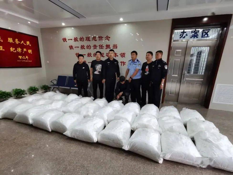 包头一对母子毒枭落网警方当场缴获毒品咖啡因750公斤