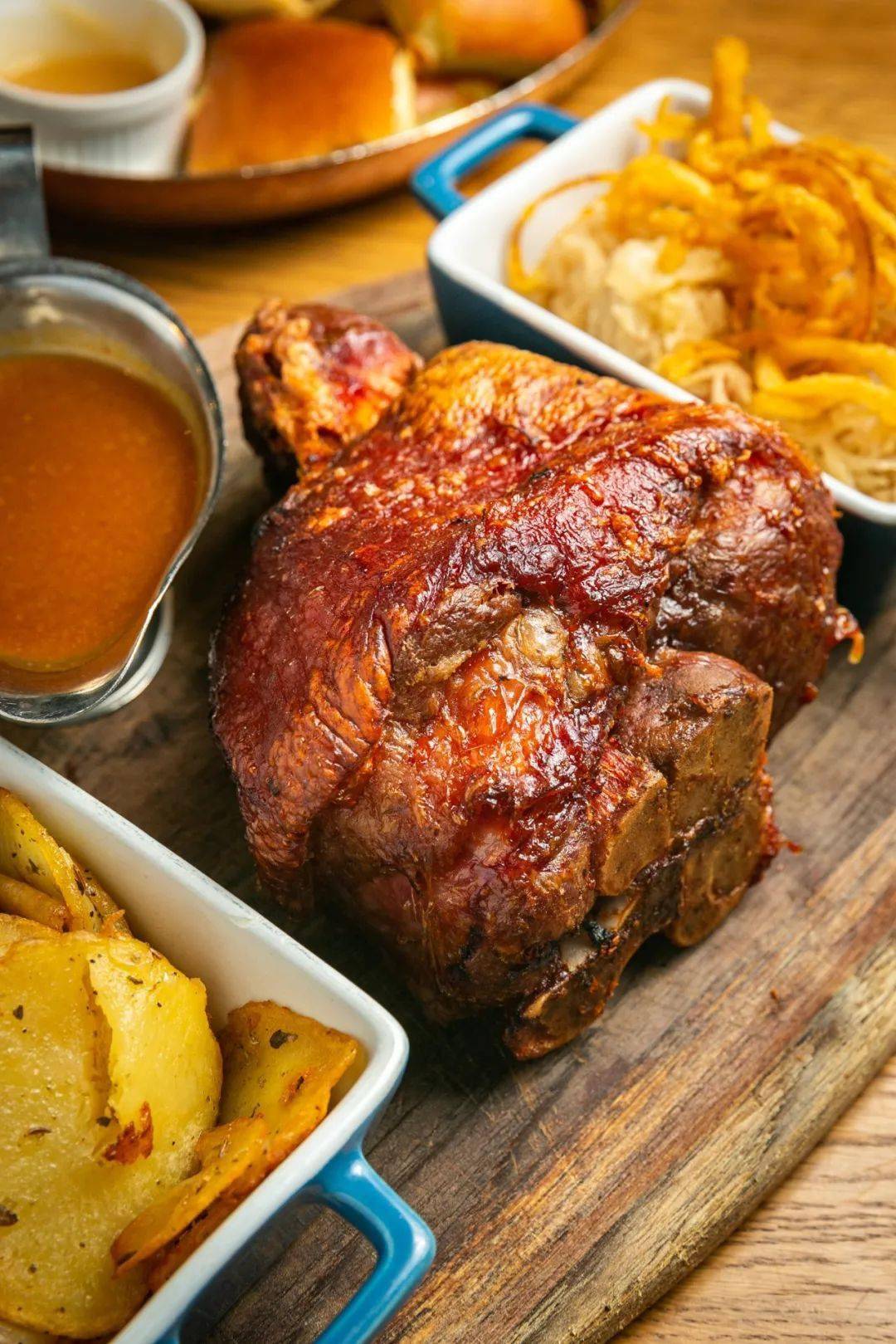 「 德国脆皮烤猪肘」来了,欧洲东北菜实锤!