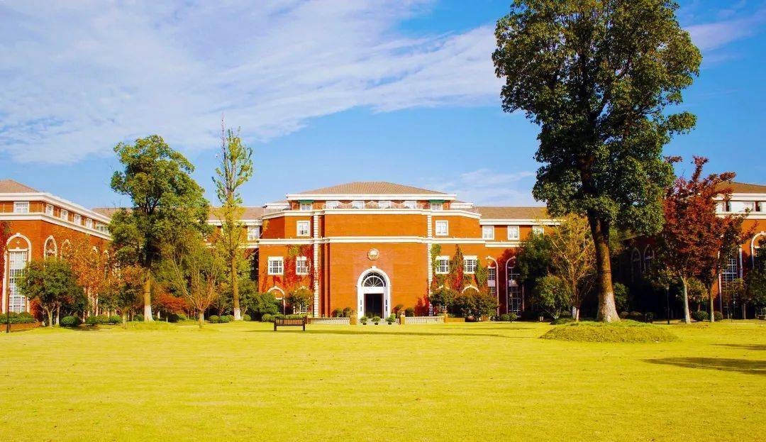 其实,不仅仅是正门哦金螳螂商学院的侧门,也别有一番风味阳光斑驳,与