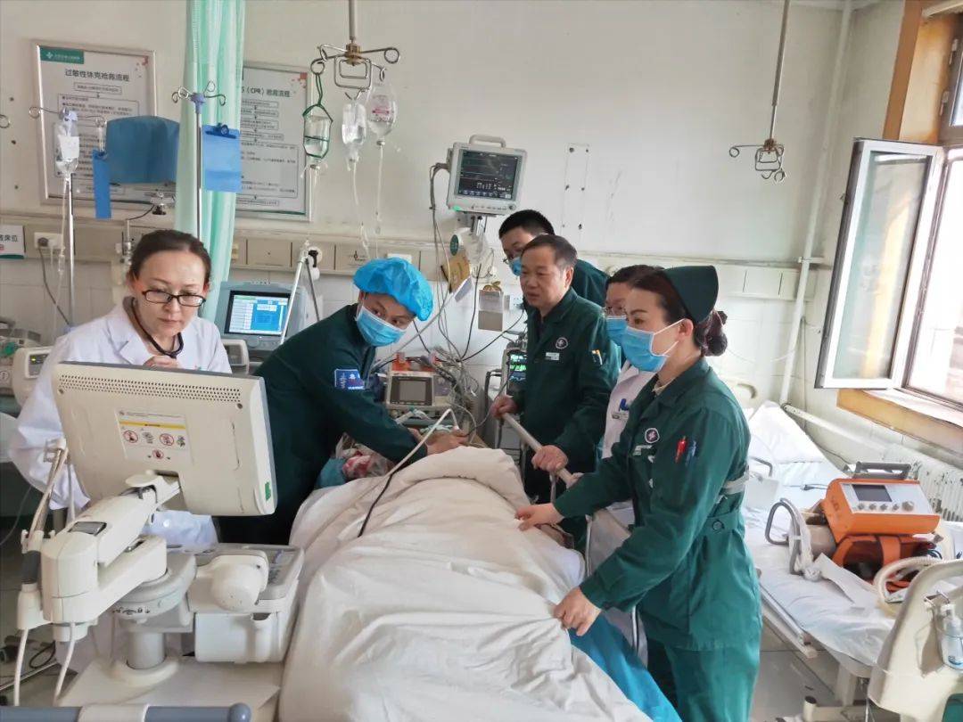 心跳骤停市民医生共接力争分夺秒成功抢救急性心梗患者