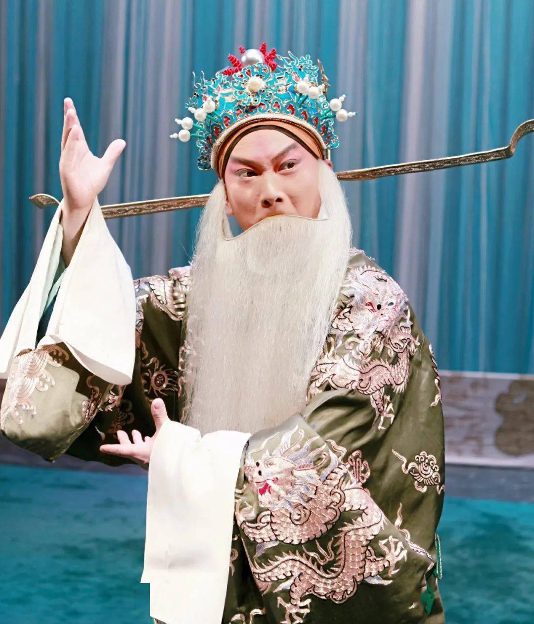 同样是一出历史悠久的传统京剧,最初剧中的主角是刘备,乔玄本是个末行