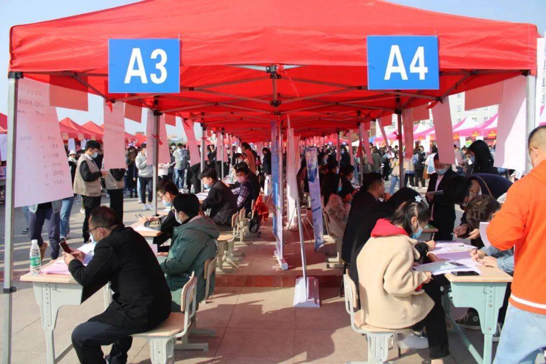 手握的简历穿梭的身影满满都是期待祝愿所有2021届毕业生们求职顺利!