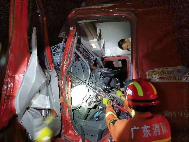 甬莞高速货车追尾,车头尽毁,司机被困,竟是疲劳驾驶惹的祸!