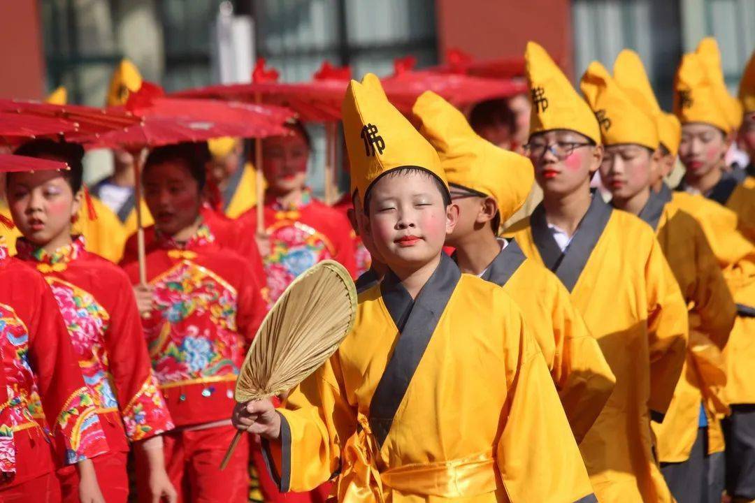 手握红花伞,他们即将演绎的是舟山特色非物质文化遗产——跳蚤舞