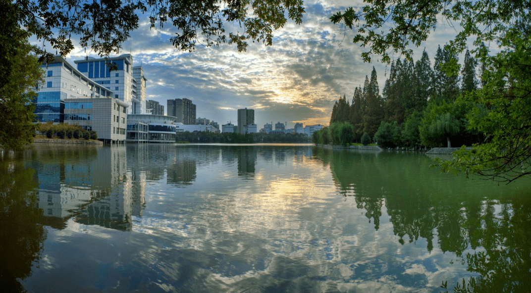 学校 (又名孝感市建筑工程学校)整体并入 2000年3月更名为孝感学院