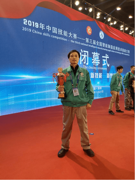 英才风采高级技师谭大庆桃李满天下春晖遍四方