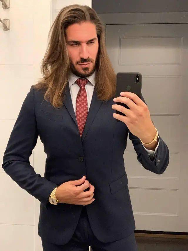 长发猛男…里面有留了一头大波浪的花臂大哥…会在上面分享自己的长发