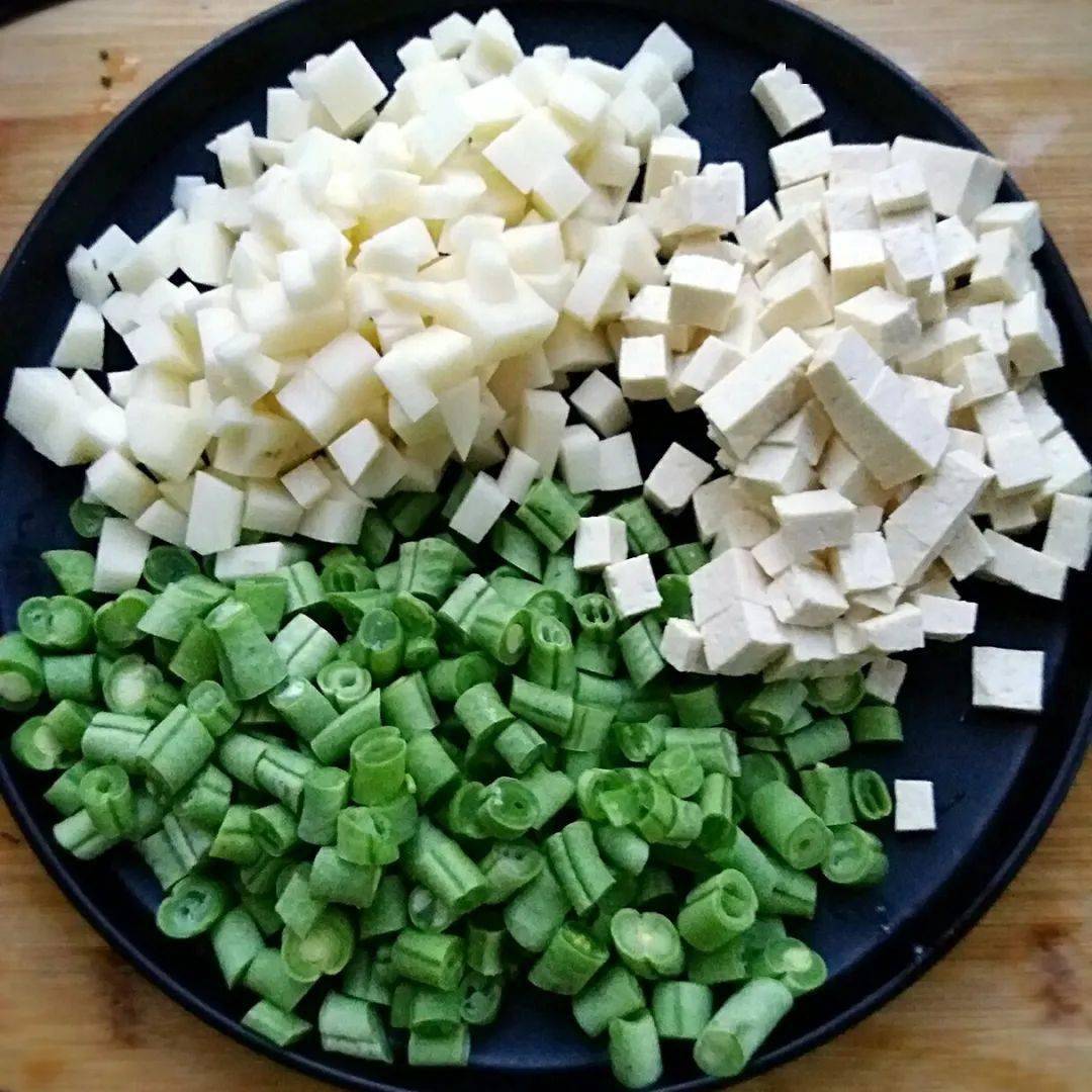 蔬菜切丁不要太大.