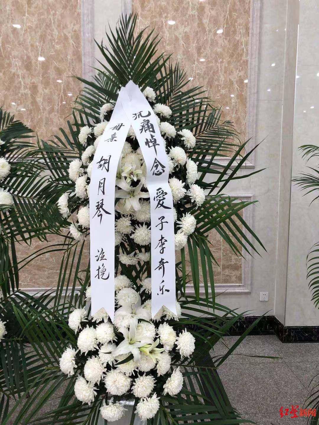 上海无法安葬的20岁大学男生案续告别仪式今日举行参加者忍不住泪流