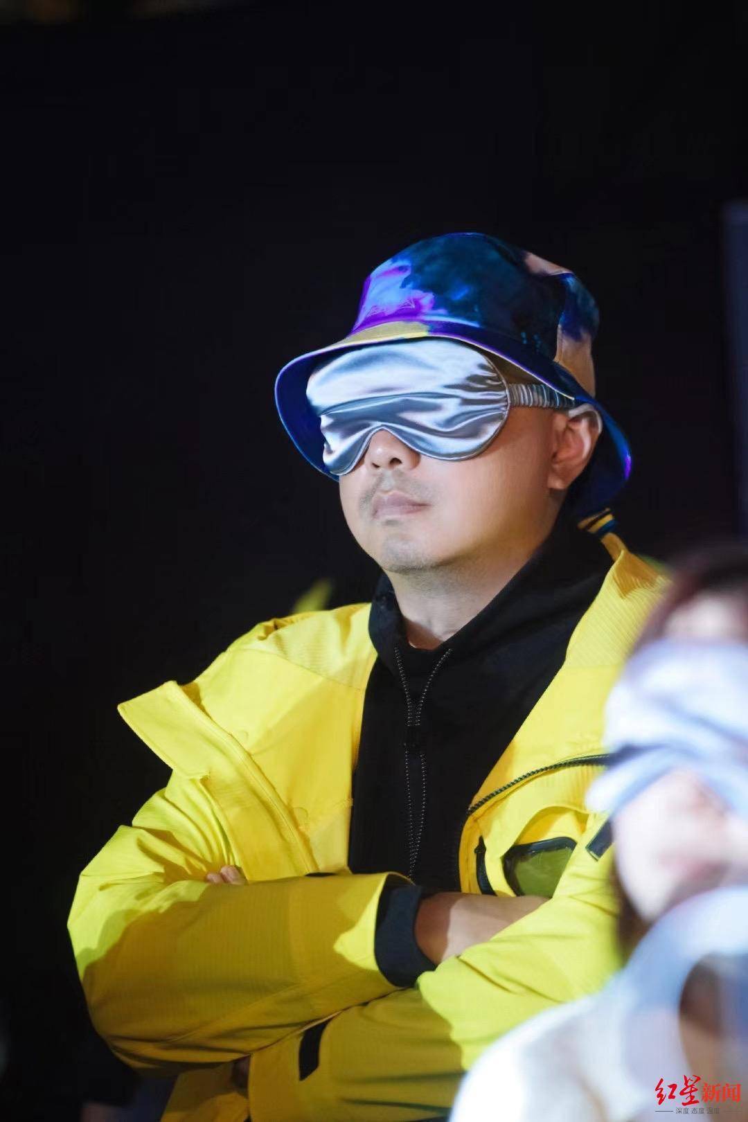 徐峥在平凡人演唱会上戴着眼罩聆听节目录制行程因"平演"改变 冯伟六