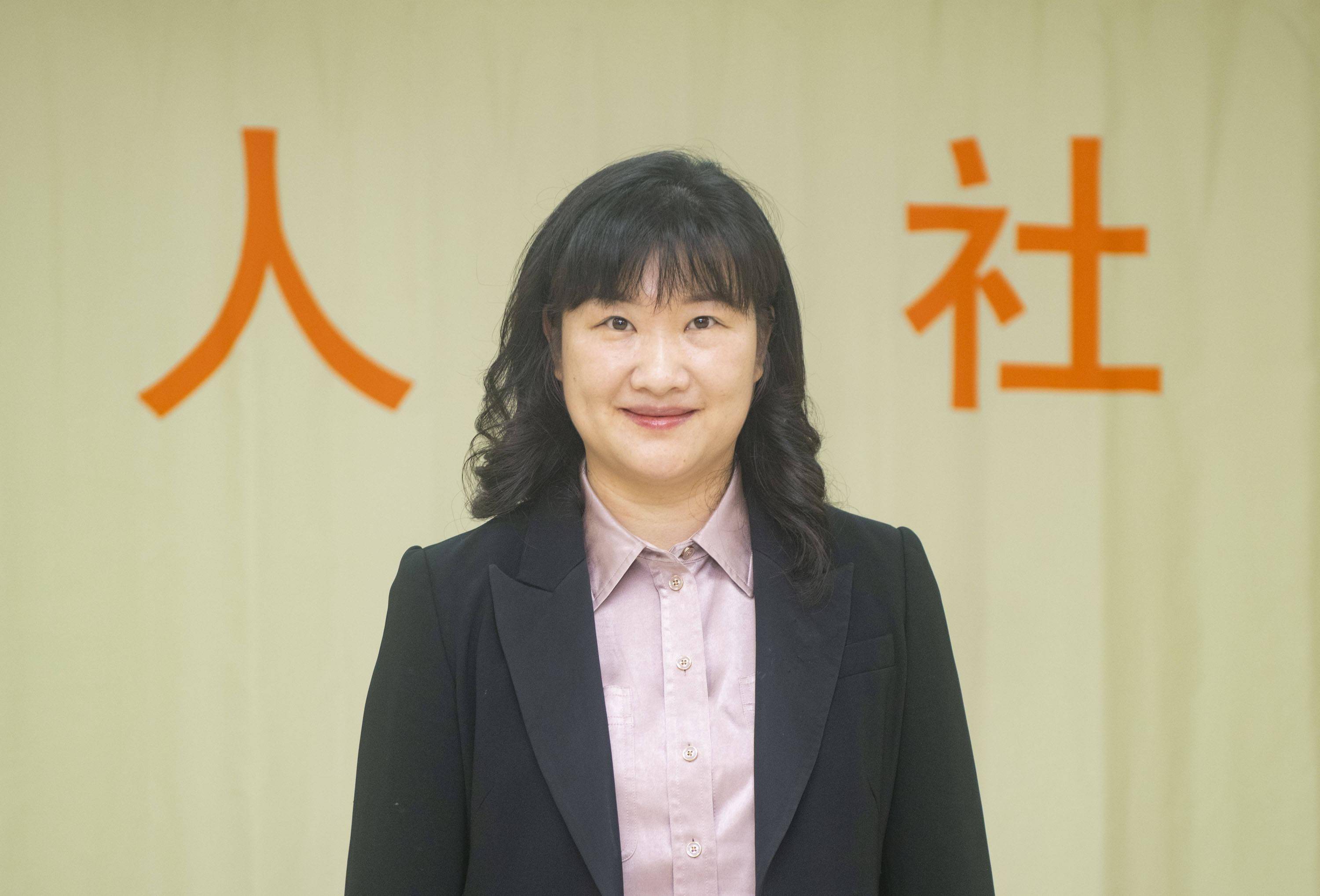 广州市社保卡中心应用推广部部长罗珍霞持卡人可以变更银行重新申领