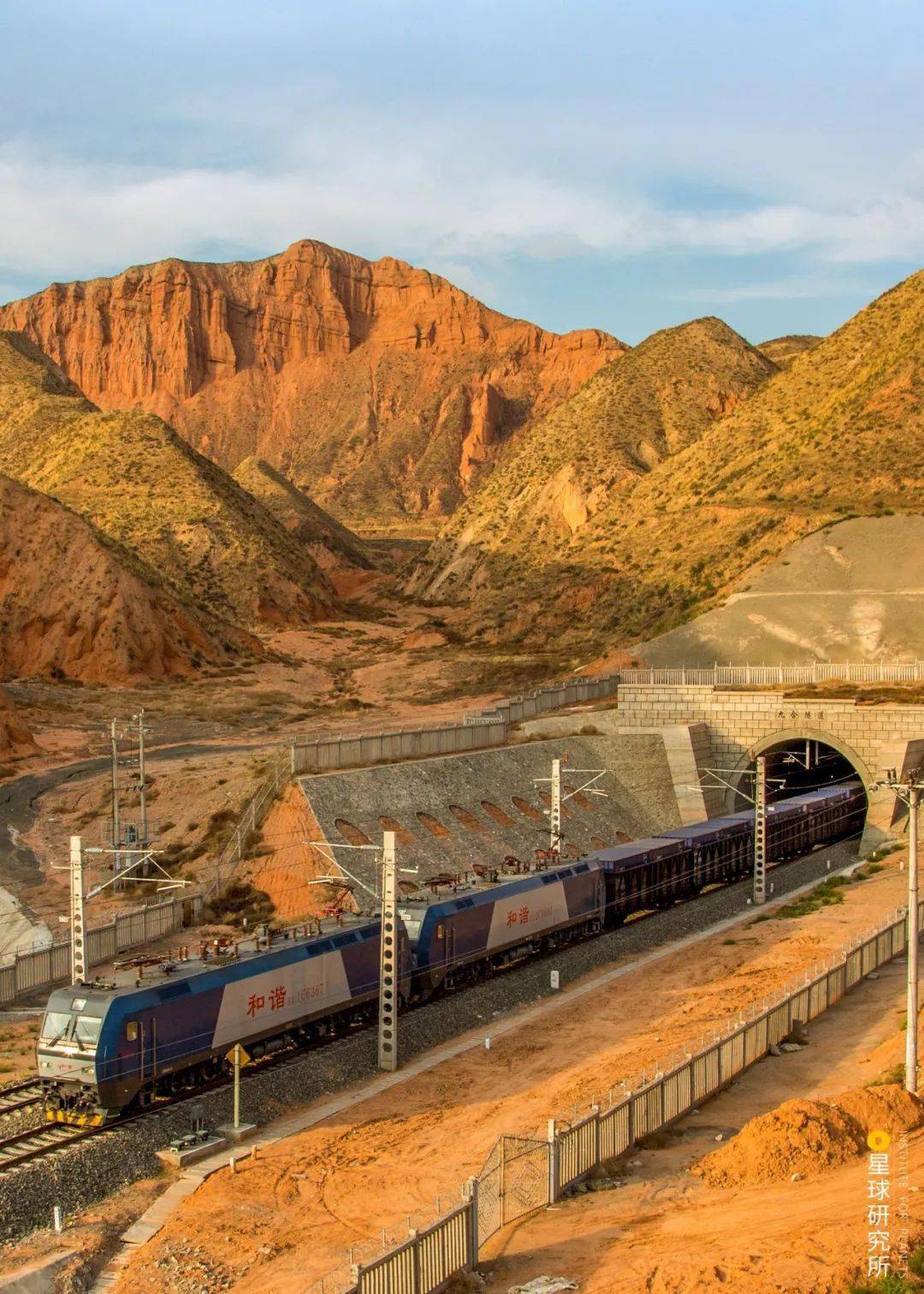 想要在松软黄土中进行大断面隧道施工必须想尽办法减轻扰动避免隧道
