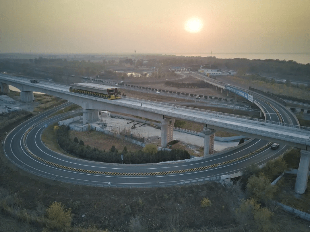 京濱城際鐵路全線最長橋北辰特大橋日前順利完成水中橋墩施工,實現