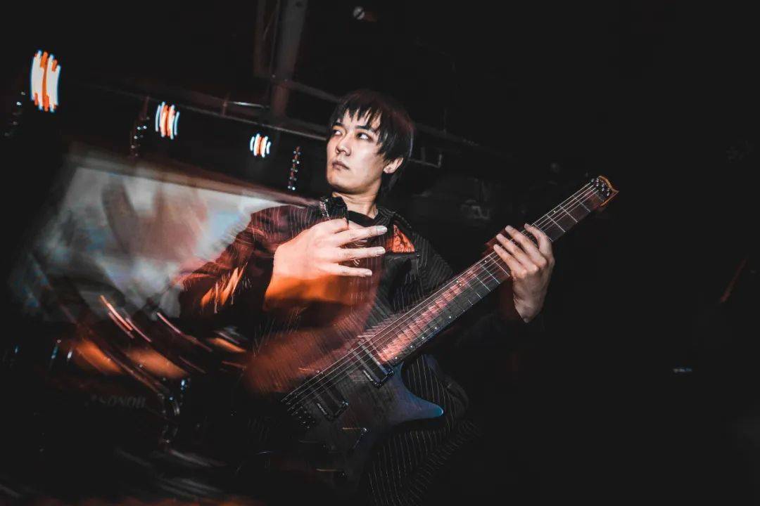 沉静而又显得陌生 乐队的音乐理念深受crossfaith,crystal lake等