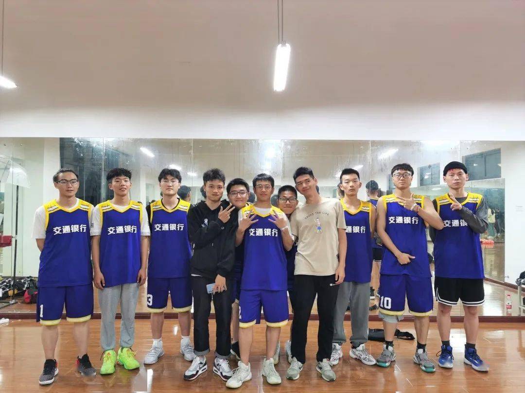工程学院06啦啦队成员:宋洋余,黄小芳,徐赛男,曾雅兰,谢雨昕,谭冬兰