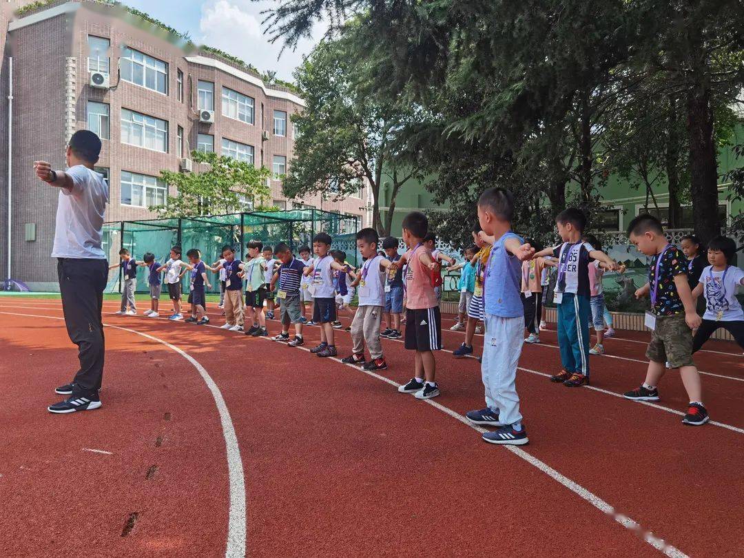 我们是快乐的小学生啦长宁实验小学一年级小脚丫一日快乐校园学习生活